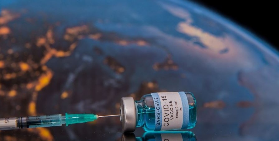 Δεκάδες χώρες δεν μπορούν να συνεχίσουν τον εμβολιασμό κατά της COVID λόγω έλλειψης δόσεων